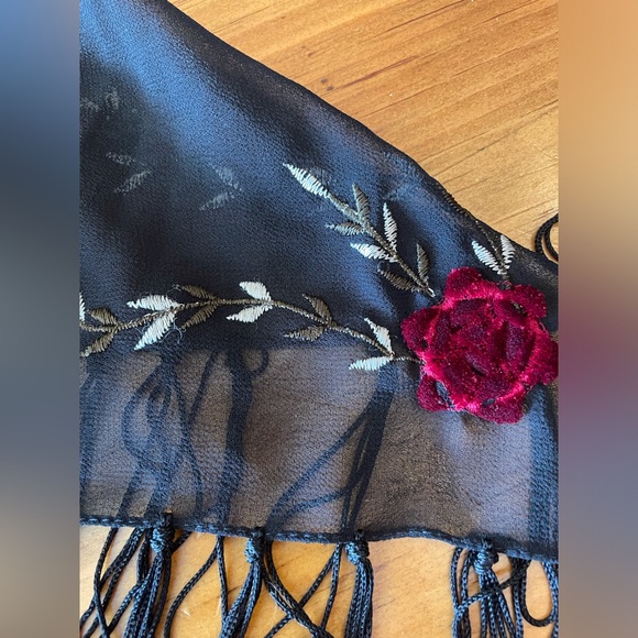 Shawl worn once - Picture 4 of 8